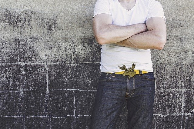 Męskie jeansy – jak dobrać spodnie do rodzaju sylwetki