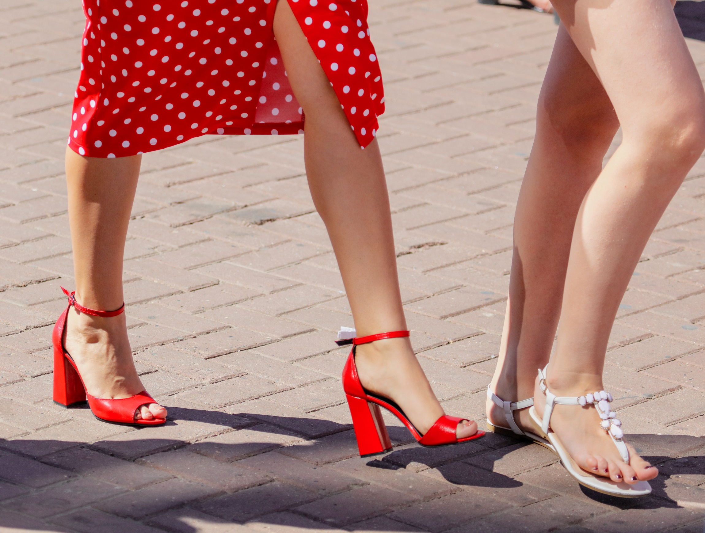 Sandały damskie – jakie modele nosimy latem 2021?
