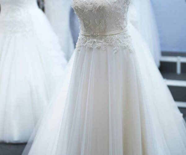 Jaki materiał na suknię ślubną wybrać?