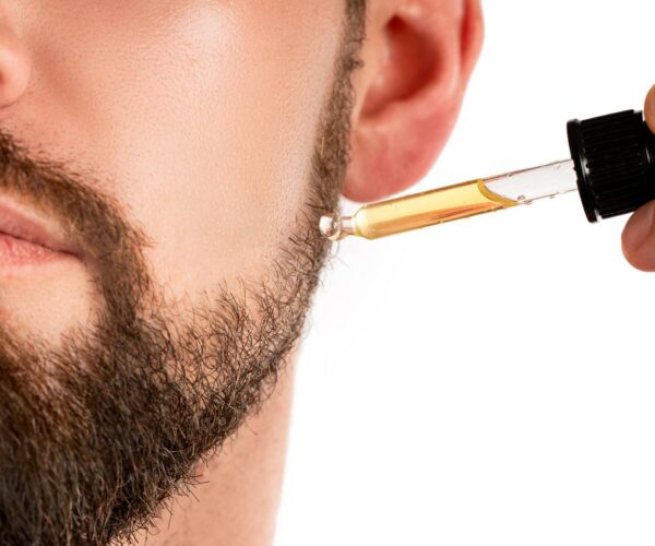 Zapuszczasz brodę? Poznaj, jakie korzyści daje stosowanie olejków do brody.