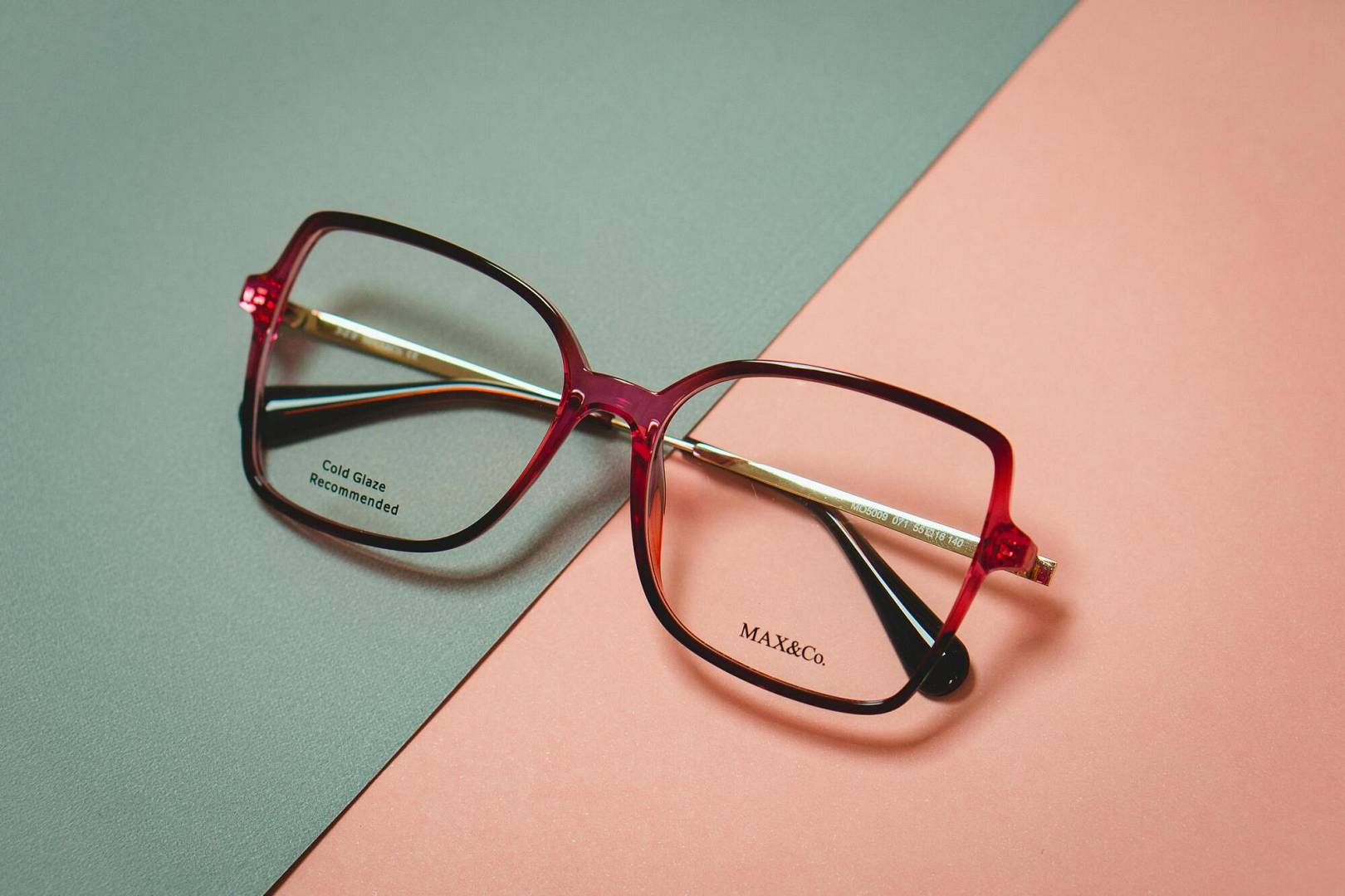 Designerskie oprawki do okularów – jakie modele rządzą trendami i jak wybrać te idealne?