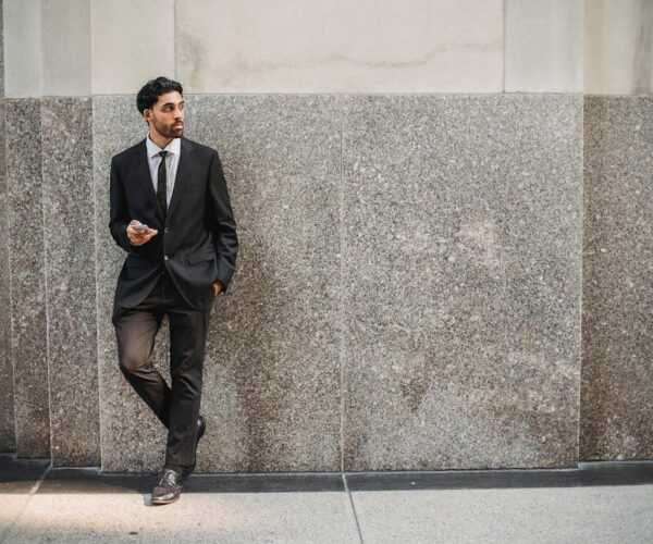 Jakie eleganckie spodnie męskie założyć na Wigilię i Sylwestra? Przegląd propozycji