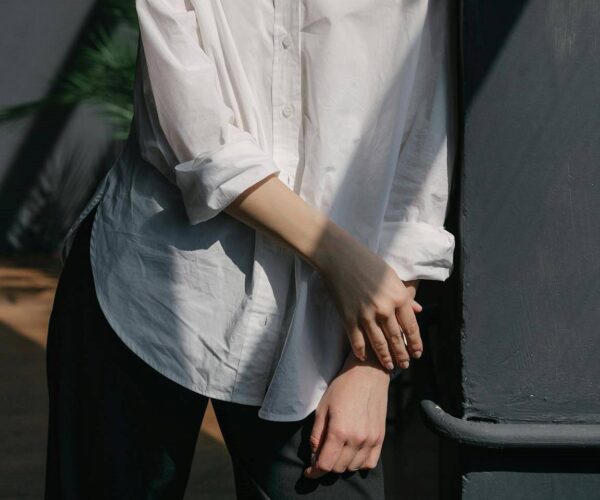 Minimalizm – dlaczego świat oszalał na punkcie Carolyn Bassette?