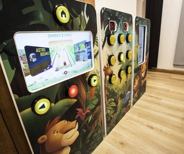 Domowy kącik zabaw – tablica manipulacyjna i automat do gier, które naprawdę rozwijają dziecko