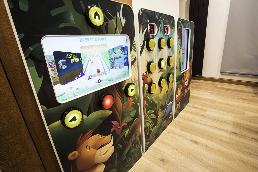 Domowy kącik zabaw – tablica manipulacyjna i automat do gier, które naprawdę rozwijają dziecko